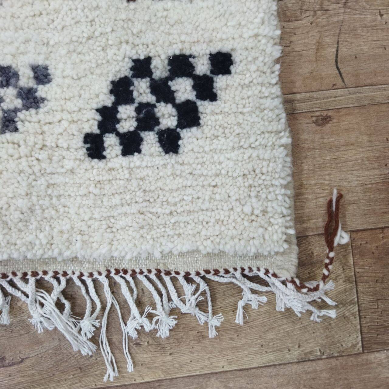 Azilal Berber rug in handmade wool 180 X 105 CM