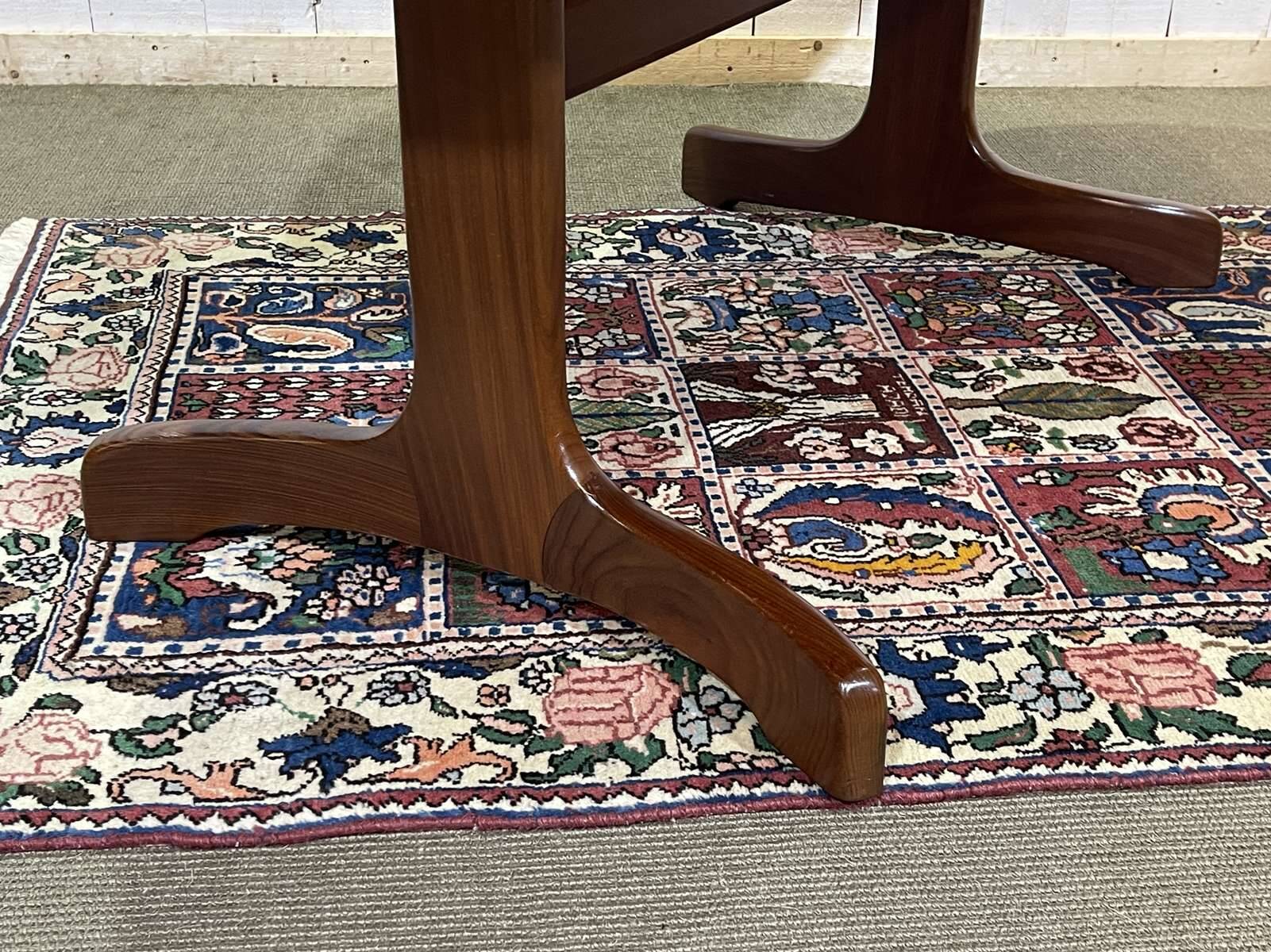 Table GPlan en teck des années 70 avec une allonge papillon