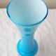 Vase en opaline bleue