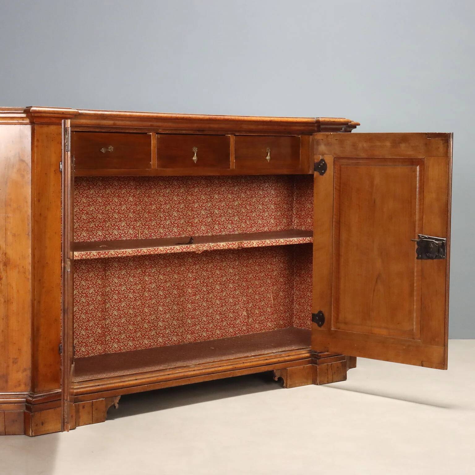 Ancient baroque buffet in walnut, Italy, 18th century