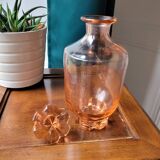 Carafe en verre de dépression rose