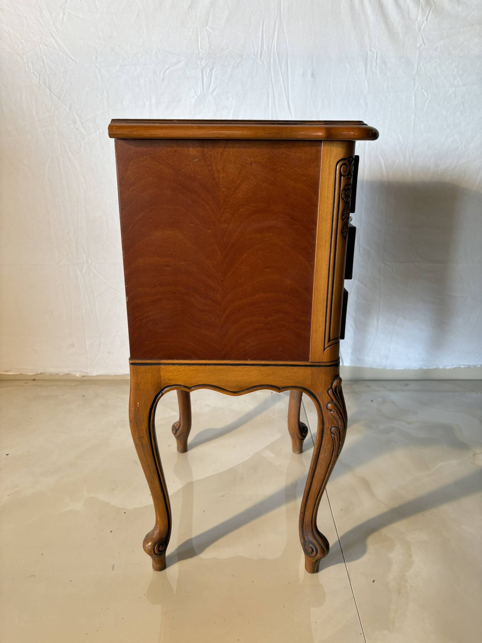 Louis XV style bedside table or chest of drawers – 3 carved drawers