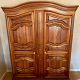 Armoire ancienne en chêne massif et merisier (style Louis XV)