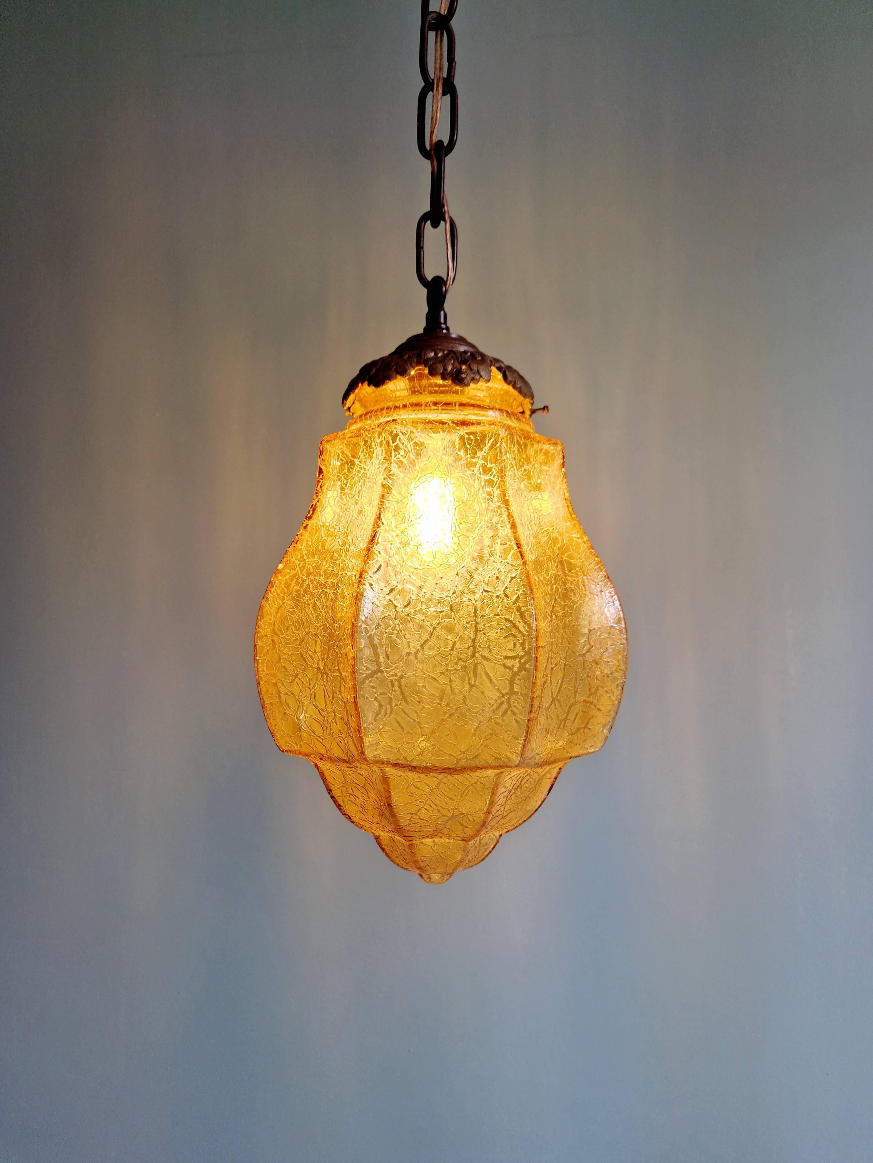 Suspension Art Déco en verre craquelé ambre, années 1920-30