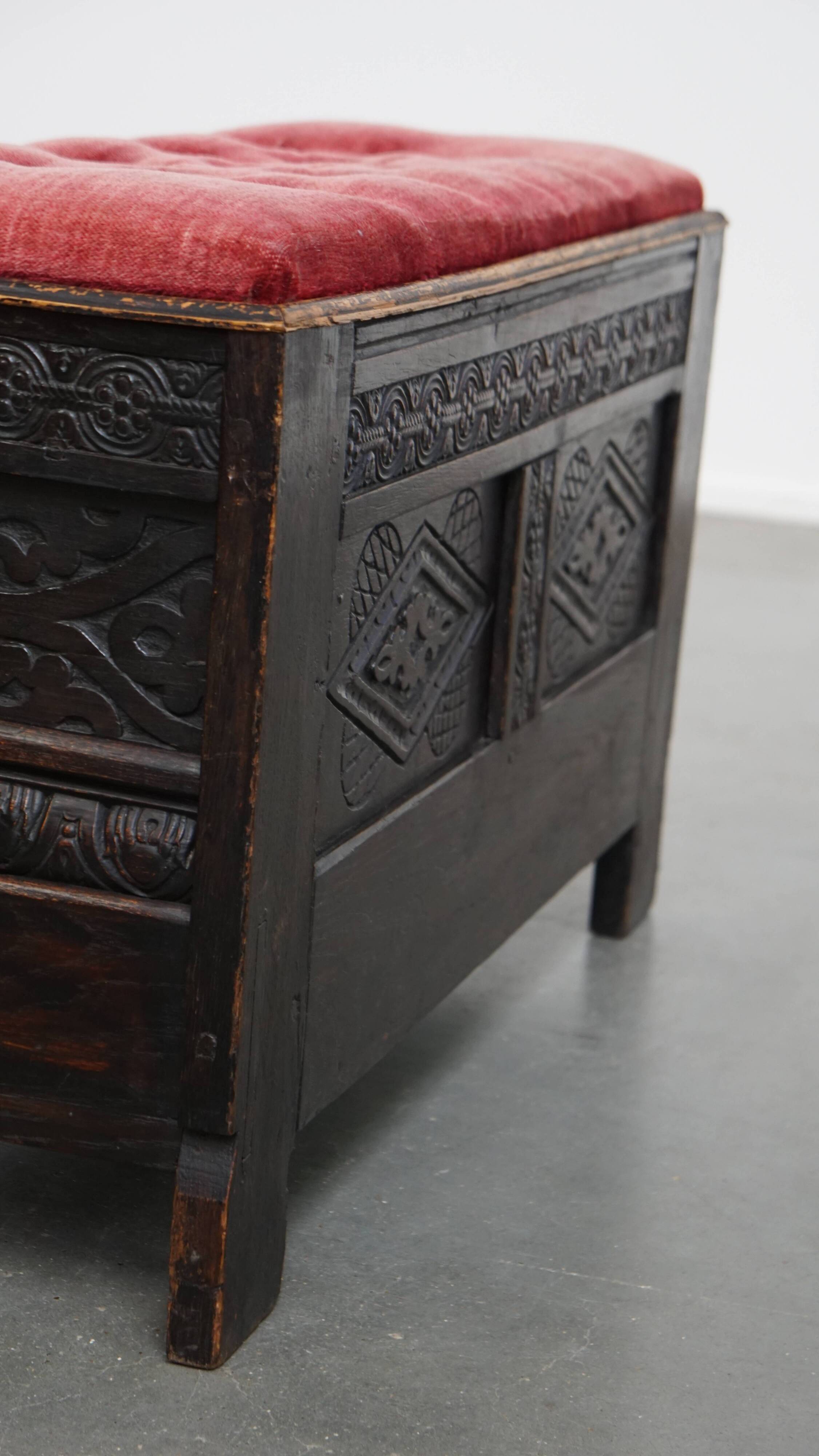 Banc/coffre anglais antique avec siège capitonné rouge