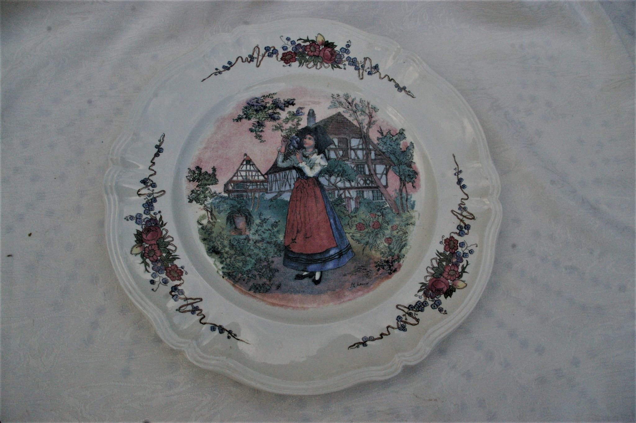 Plat rond en Faïence de Sarreguemines modèle Obernai (Alsacienne)