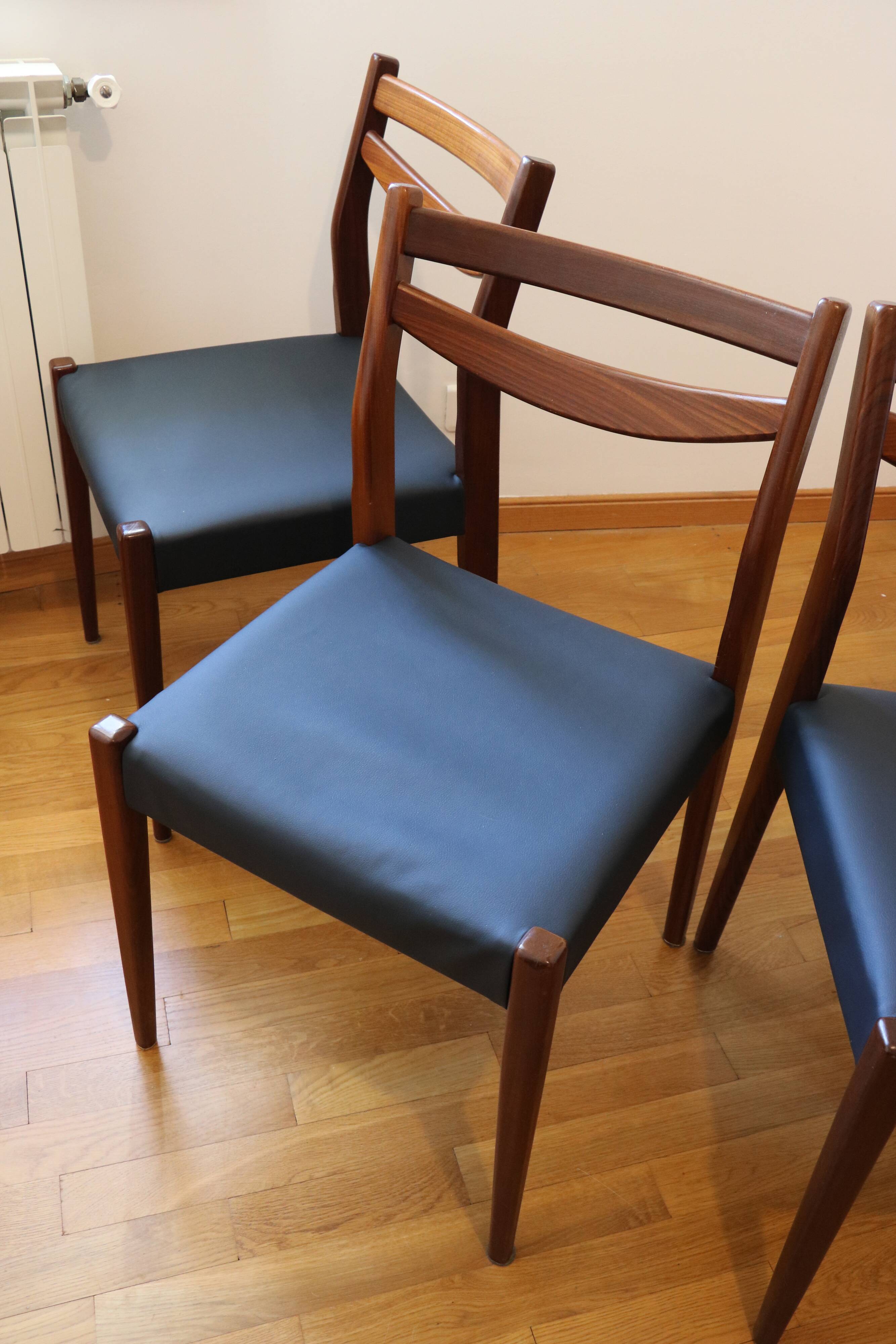 4 Scandinavian chairs in wood and faux leather, 1970.