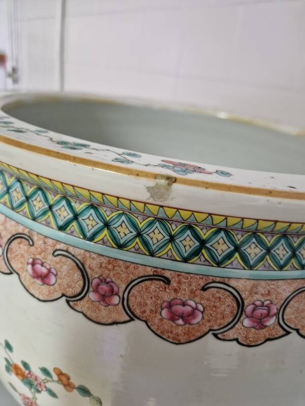 China - Circular fishbowl in Famille Rose enamel