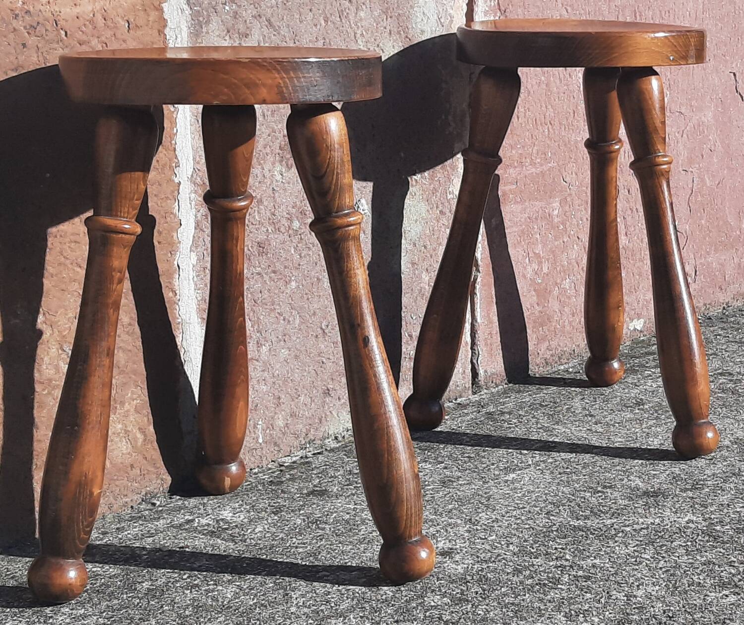Tabourets bas tripodes, bois massif. (Lot de 2)