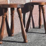 Tabourets bas tripodes, bois massif. (Lot de 2)