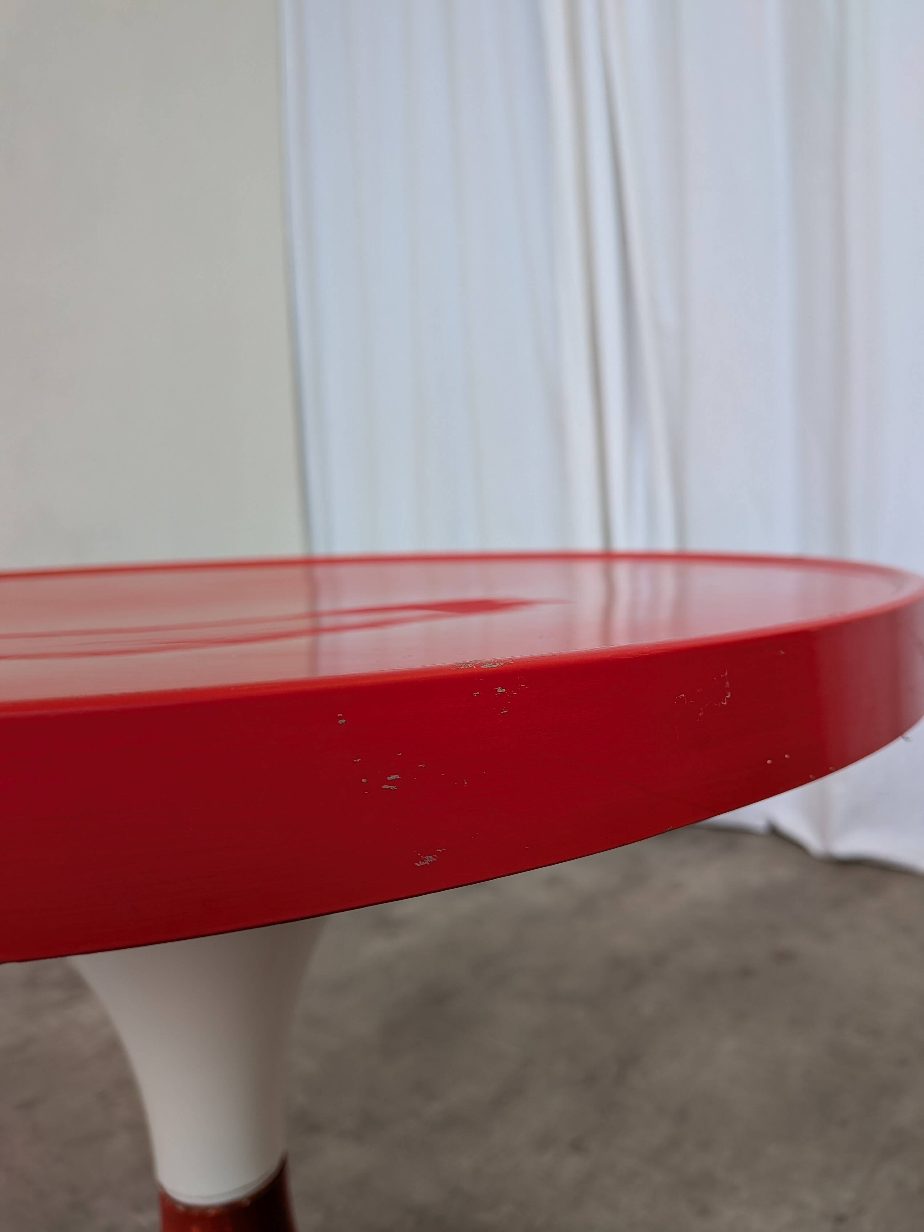 Table vintage en tulipe rouge par Meblo Yougoslavie / Table à piédestal