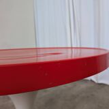 Table vintage en tulipe rouge par Meblo Yougoslavie / Table à piédestal