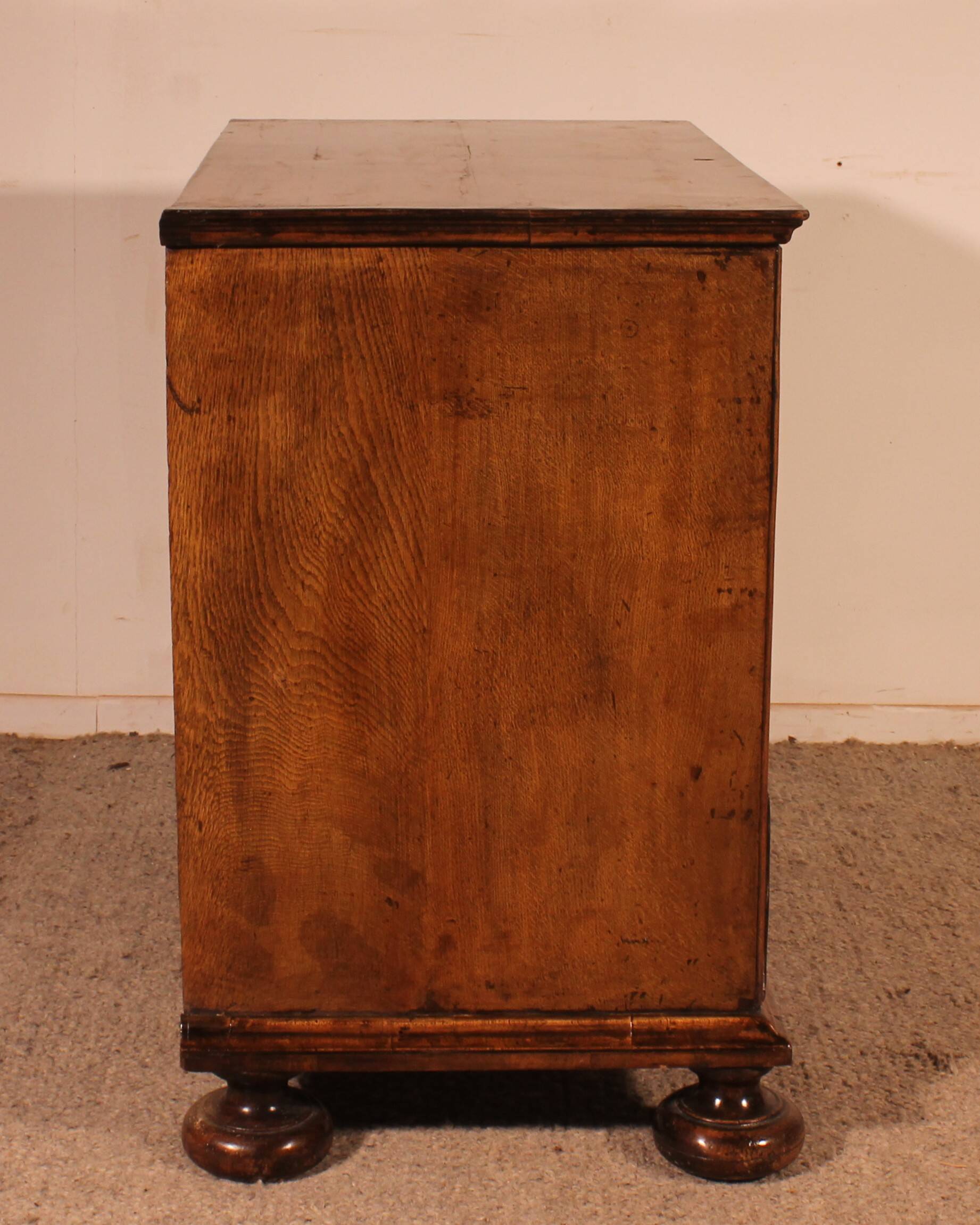 17th century William and Mary walnut chest of drawers