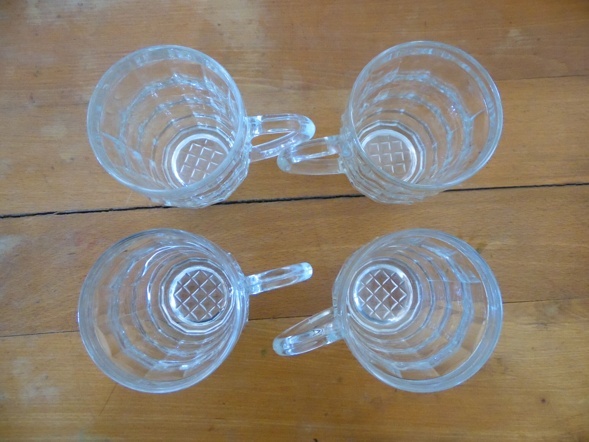 4 transparent glass mugs