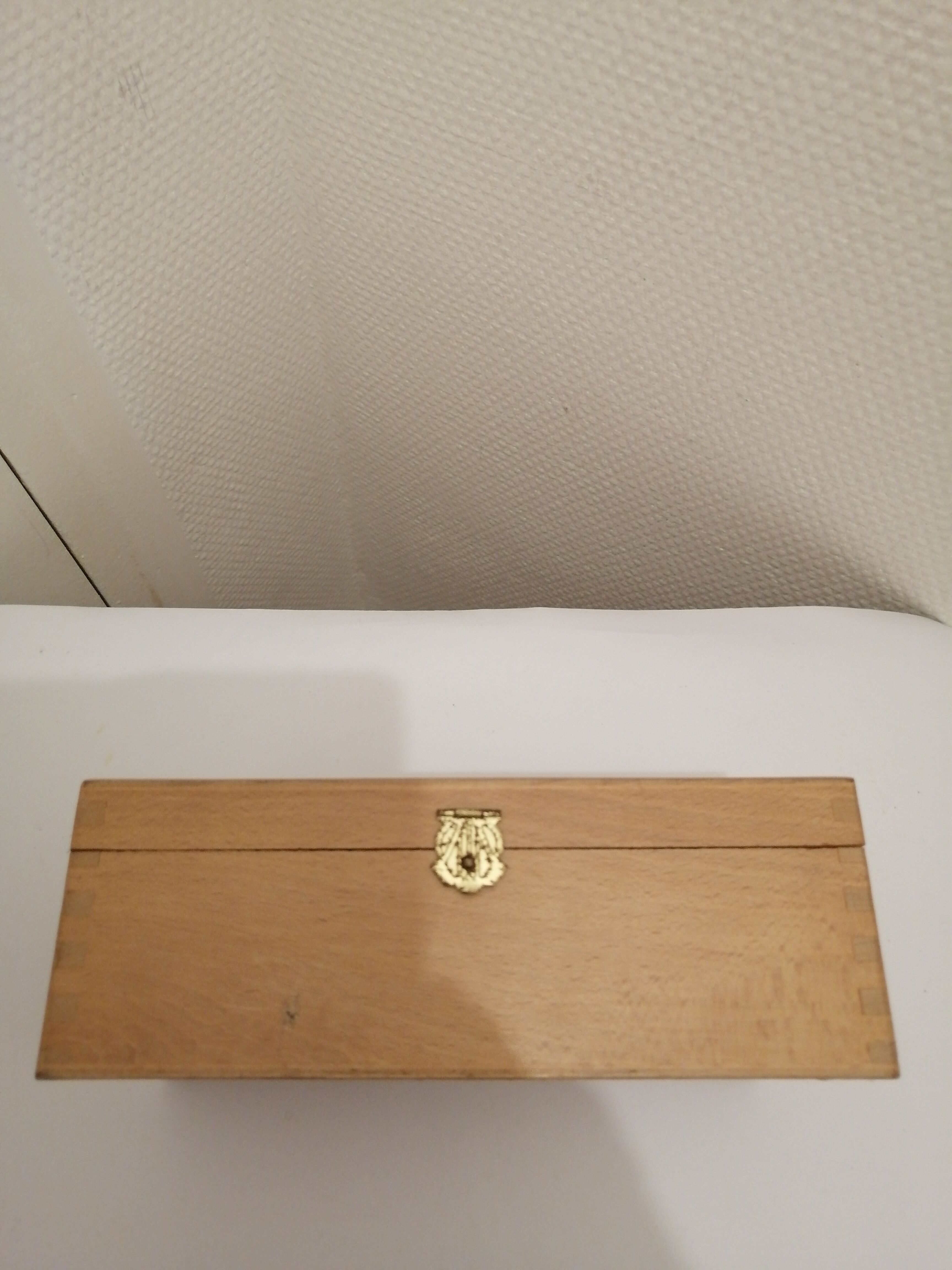 Box of 32 boxwood chess pawns