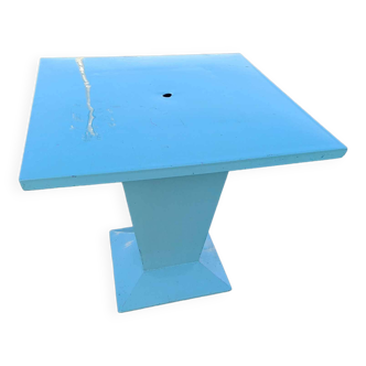 Table tolix modèle kub:  79 par 79  79 haut.   495 euros pièce,  2 pièces disponibles