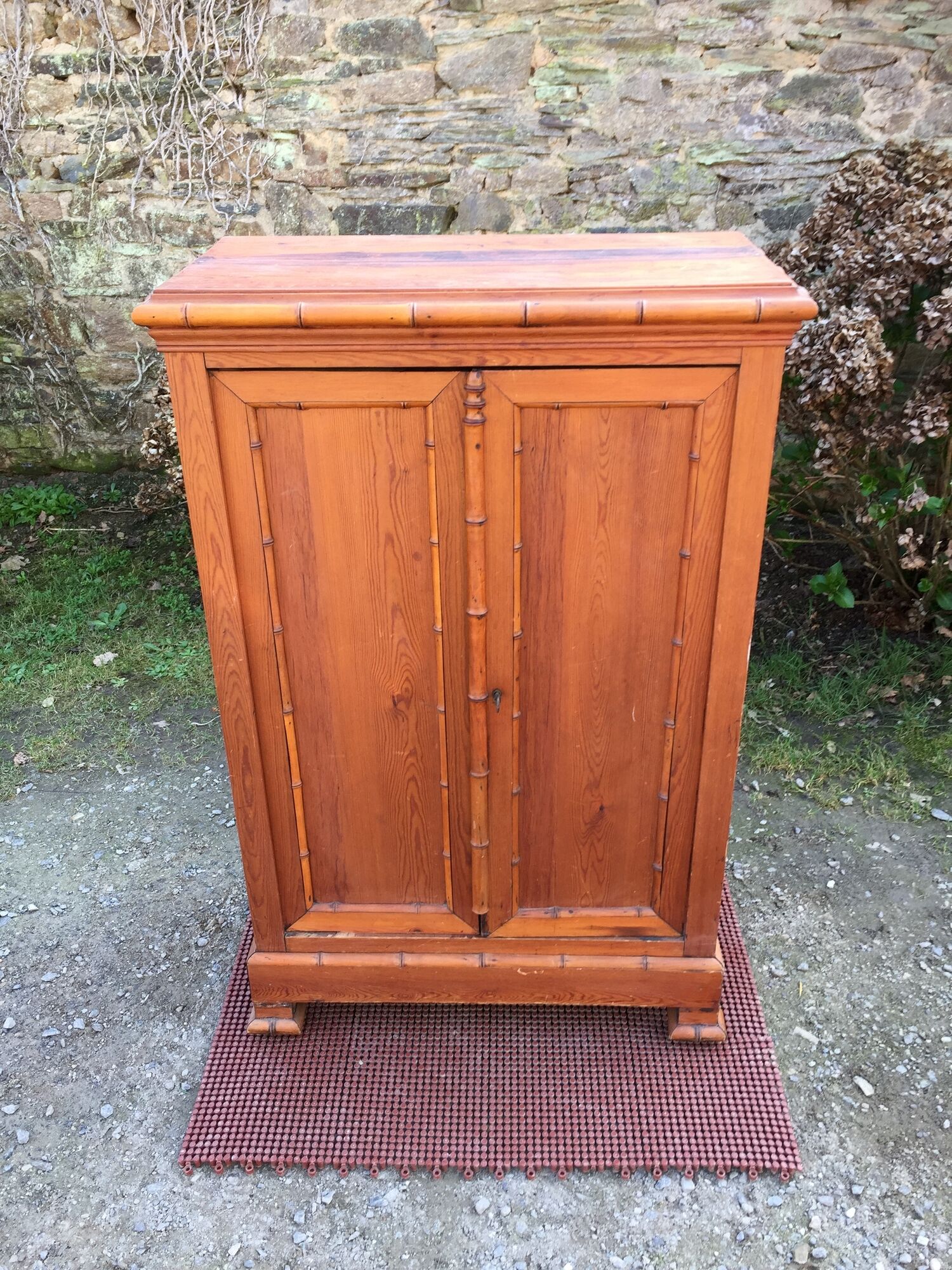 Armoire vintage en pitchpin et bambou d’époque 1900