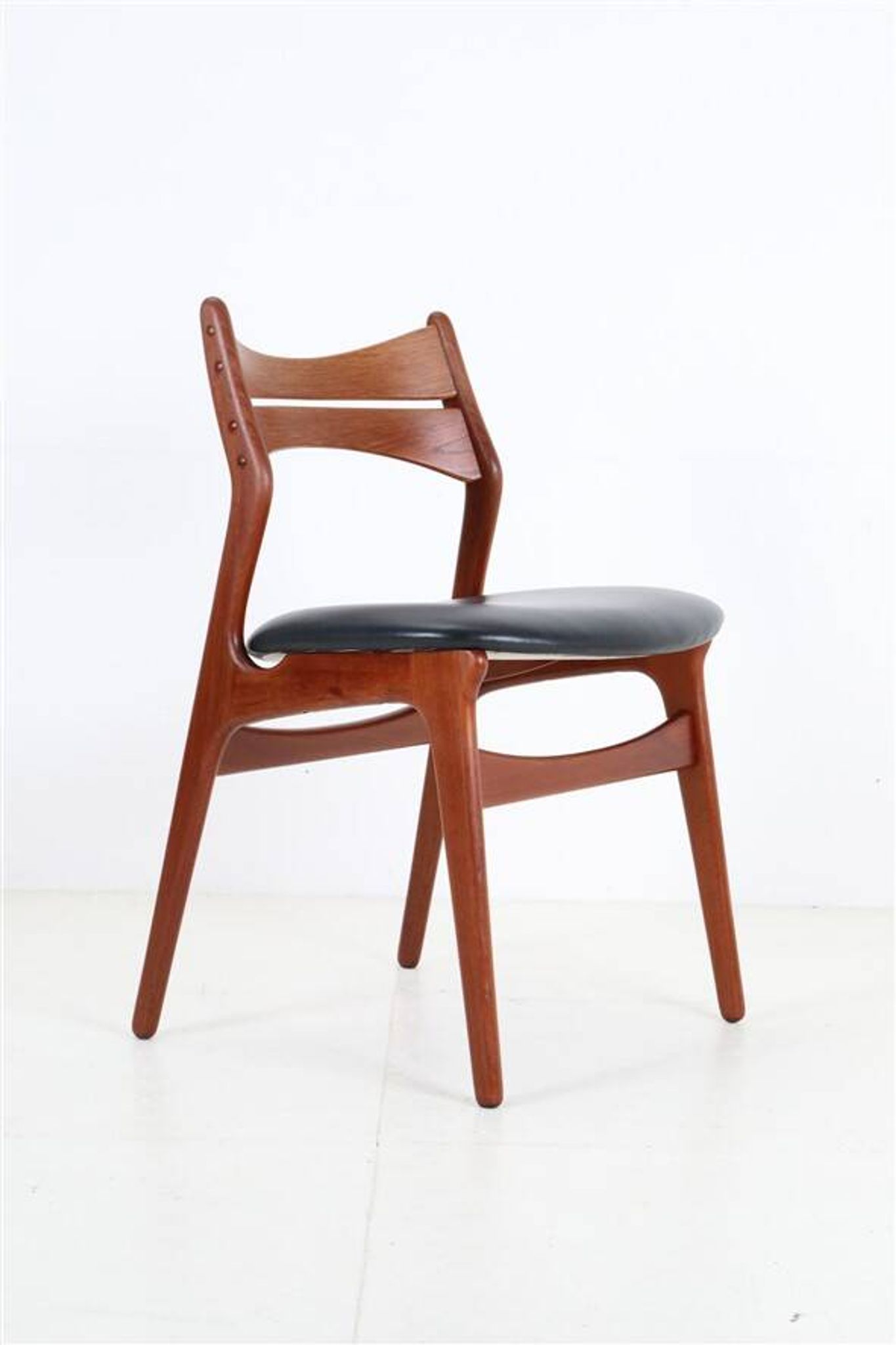 ACO Møbler / Erik Buck “310” teak chair / black leather / mid-century Danish modern design / 1960s / Buch