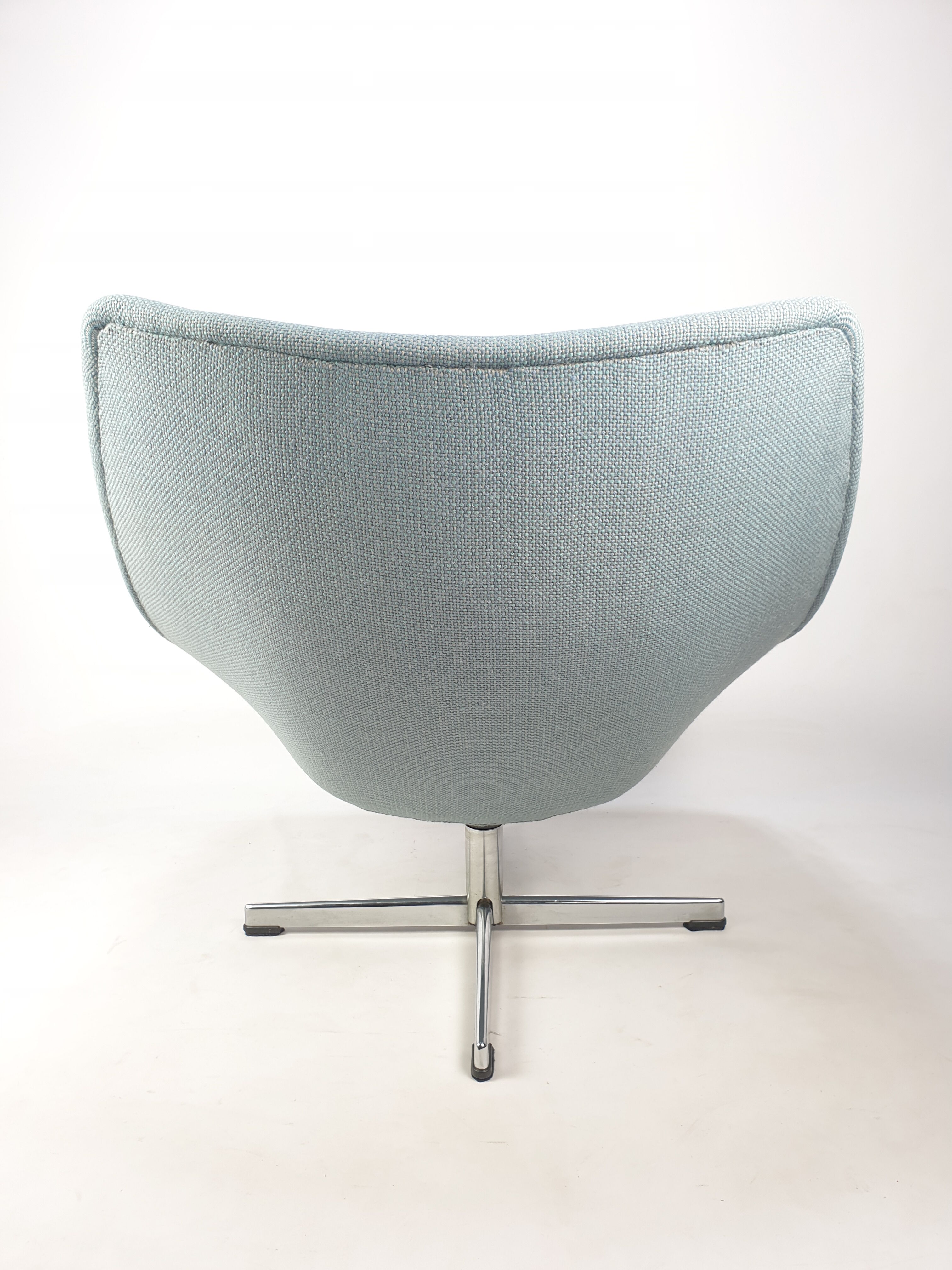 Oyster chair with cross base by Pierre Paulin for Artifort, 1965