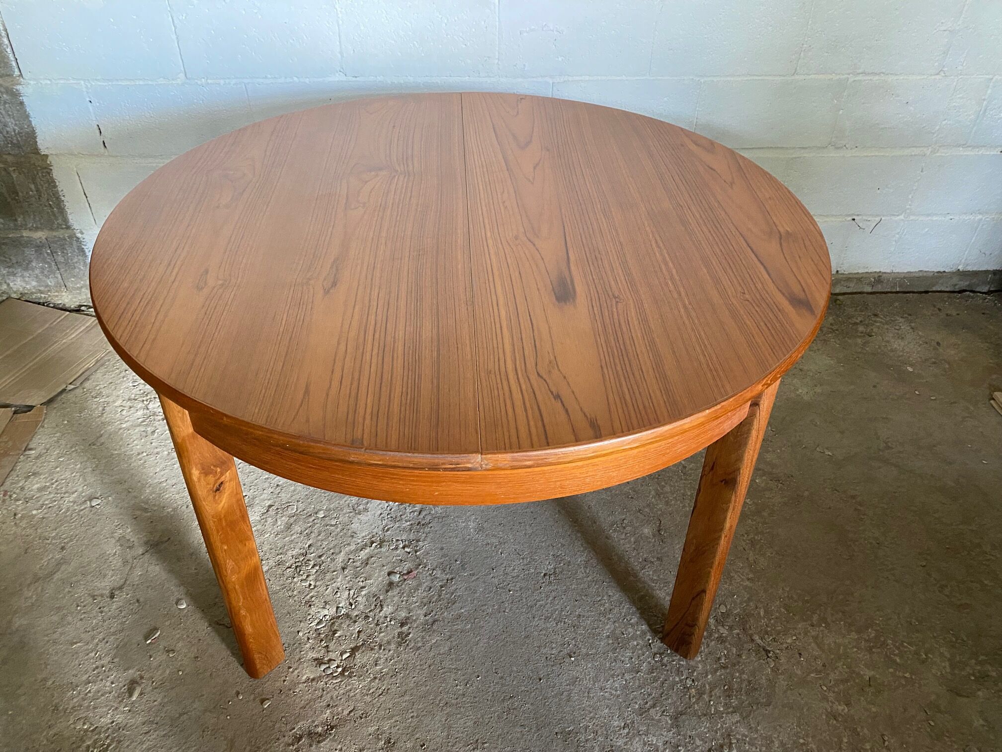 Scandinavian extendable table in teak