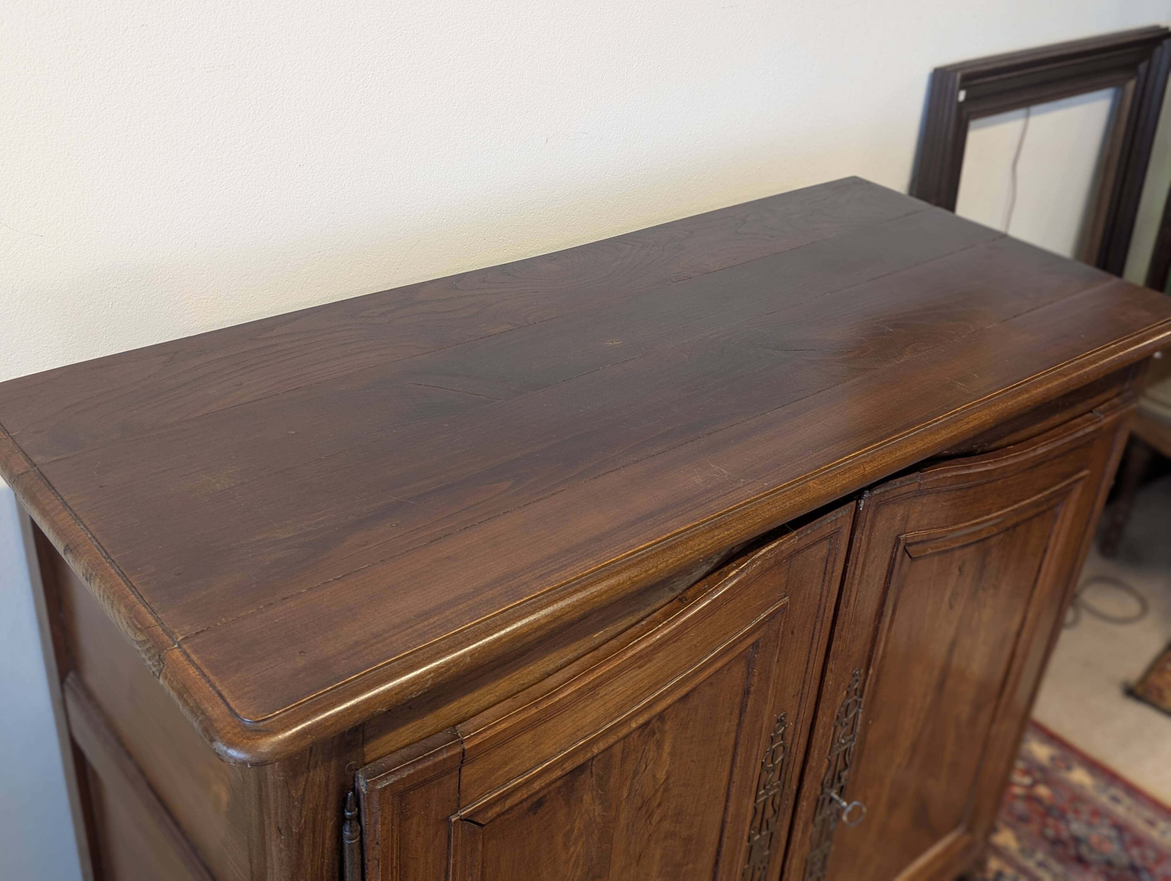 Small oak and knot buffet