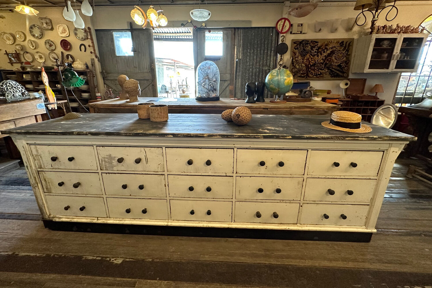 Countertop or loom cabinet with panel drawers