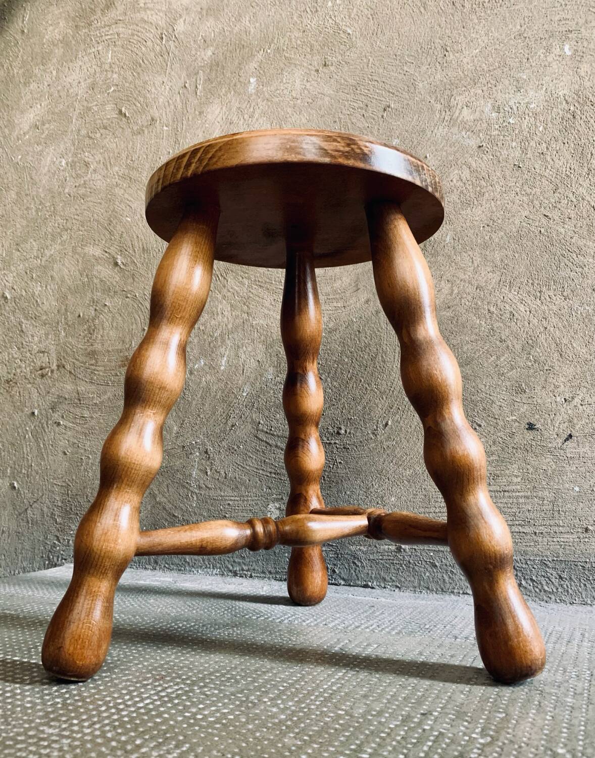 Tabouret tripode bois à entretoise vintage
