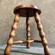Tabouret tripode bois à entretoise vintage