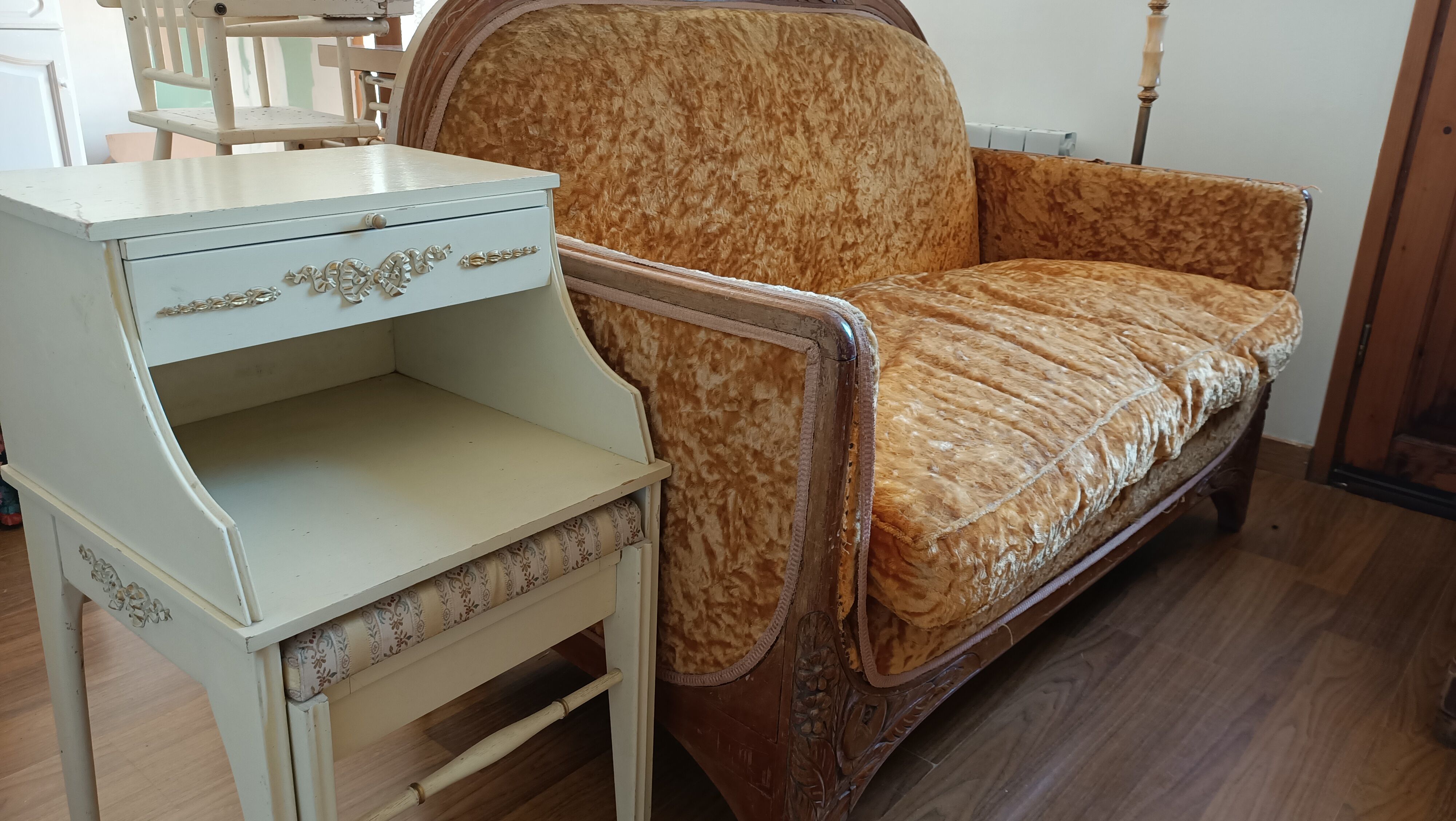 Chippy Phone Seat Table