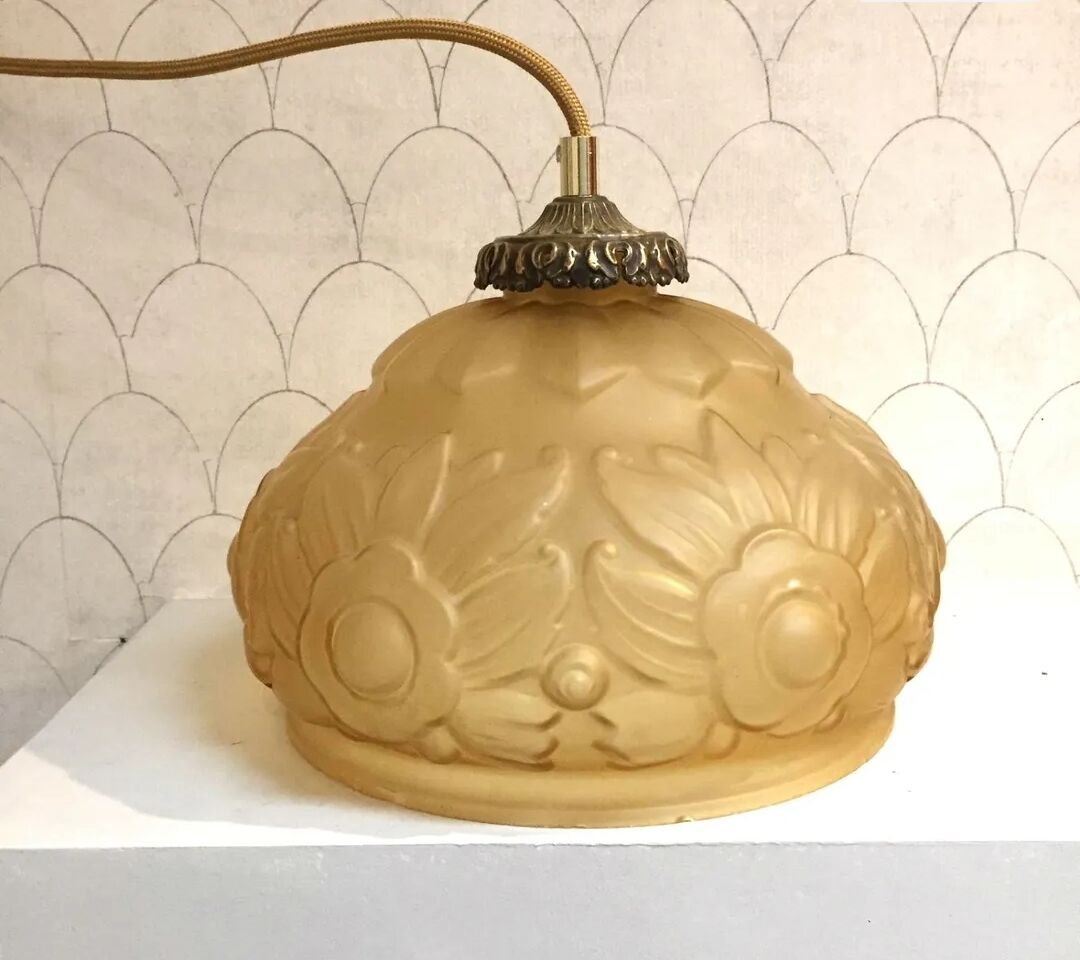 Moulded pressed glass suspension