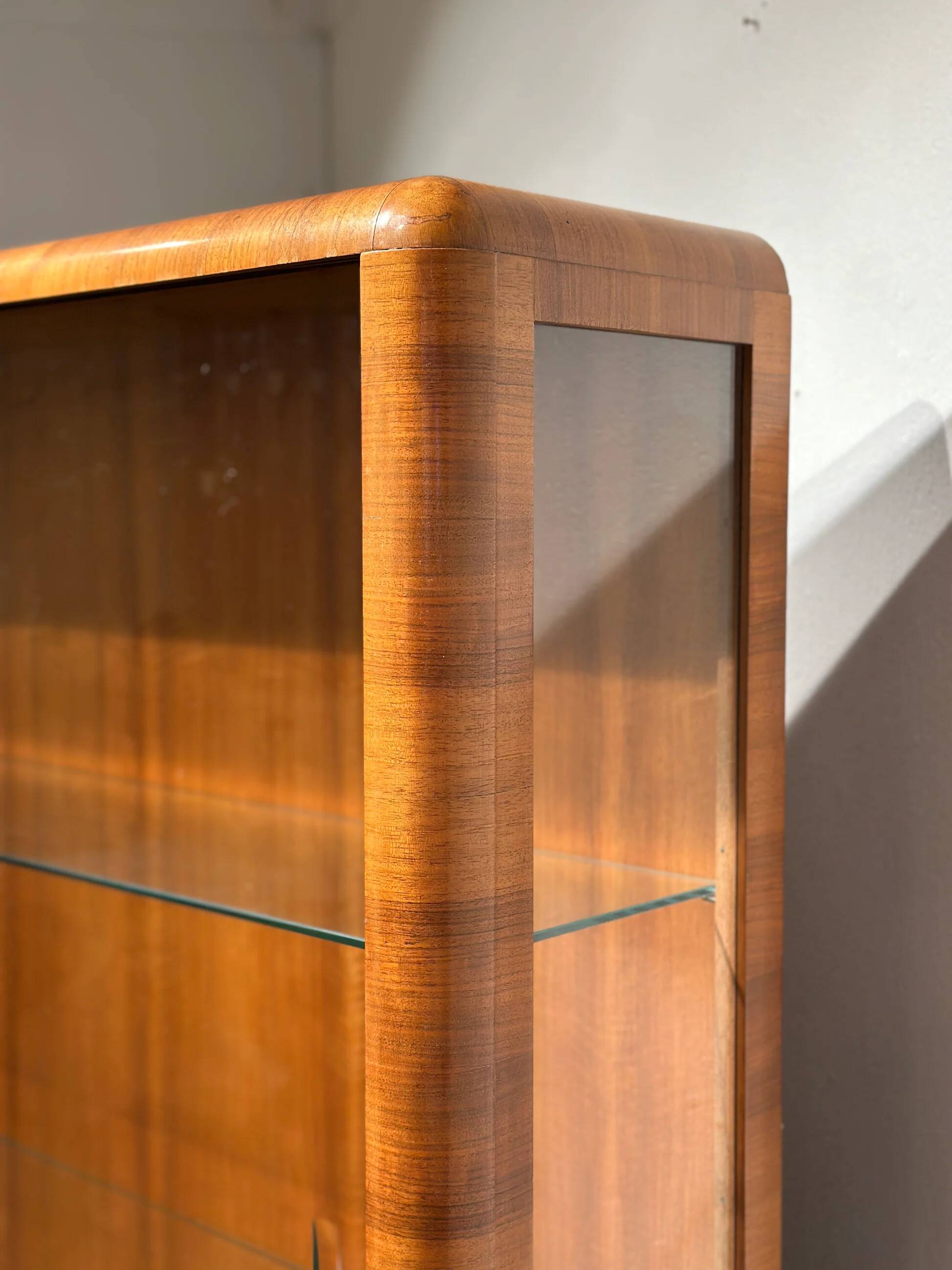 Vitrine en noyer Art Déco