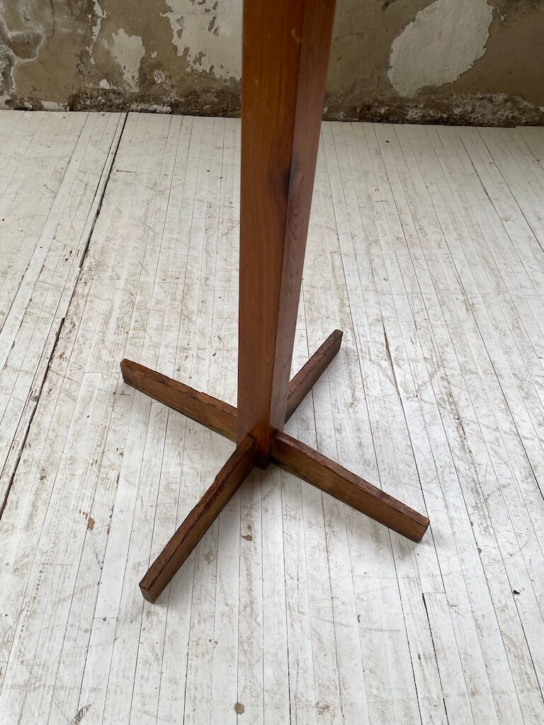 Patère wears pine coat 70