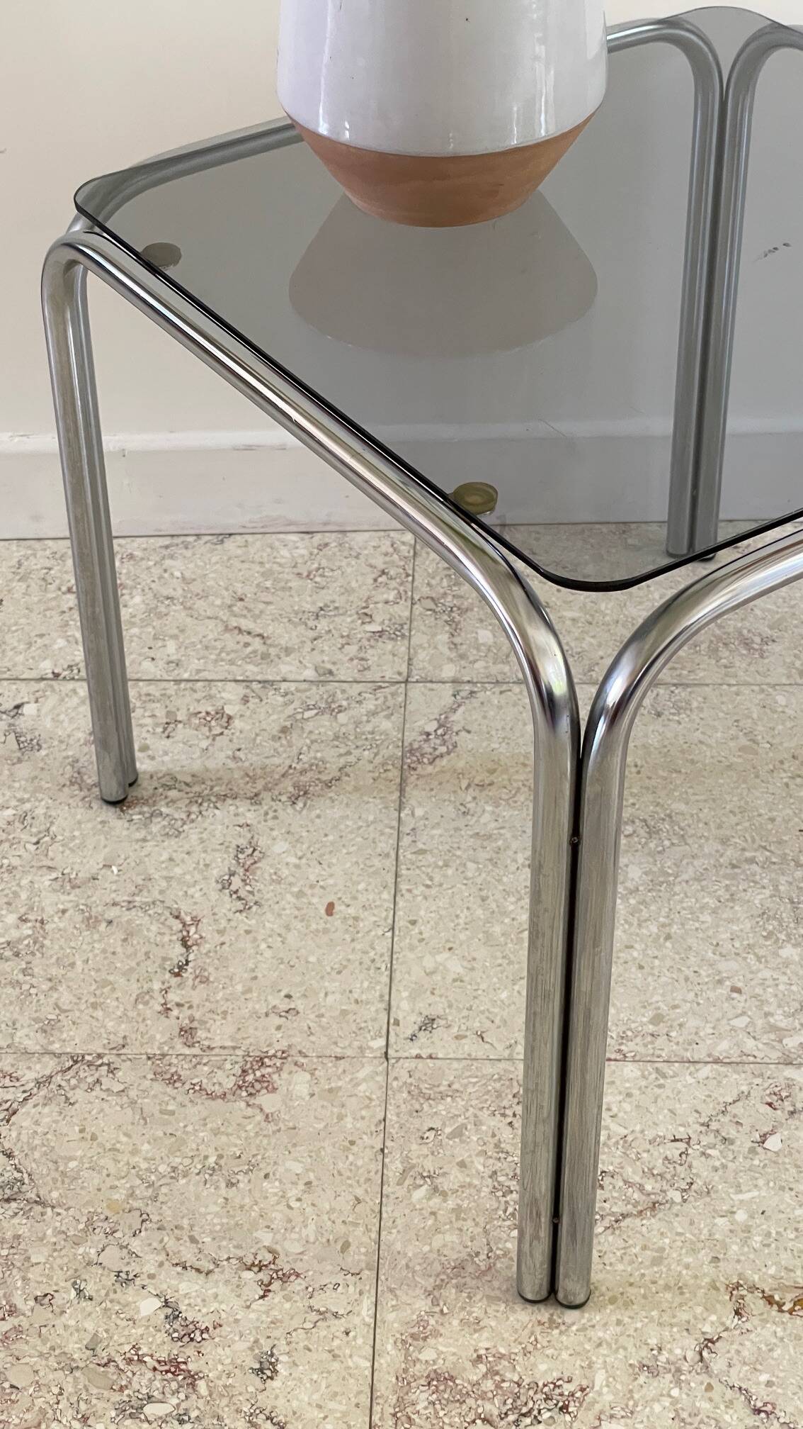 Table basse annees 70 verre et acier chromé