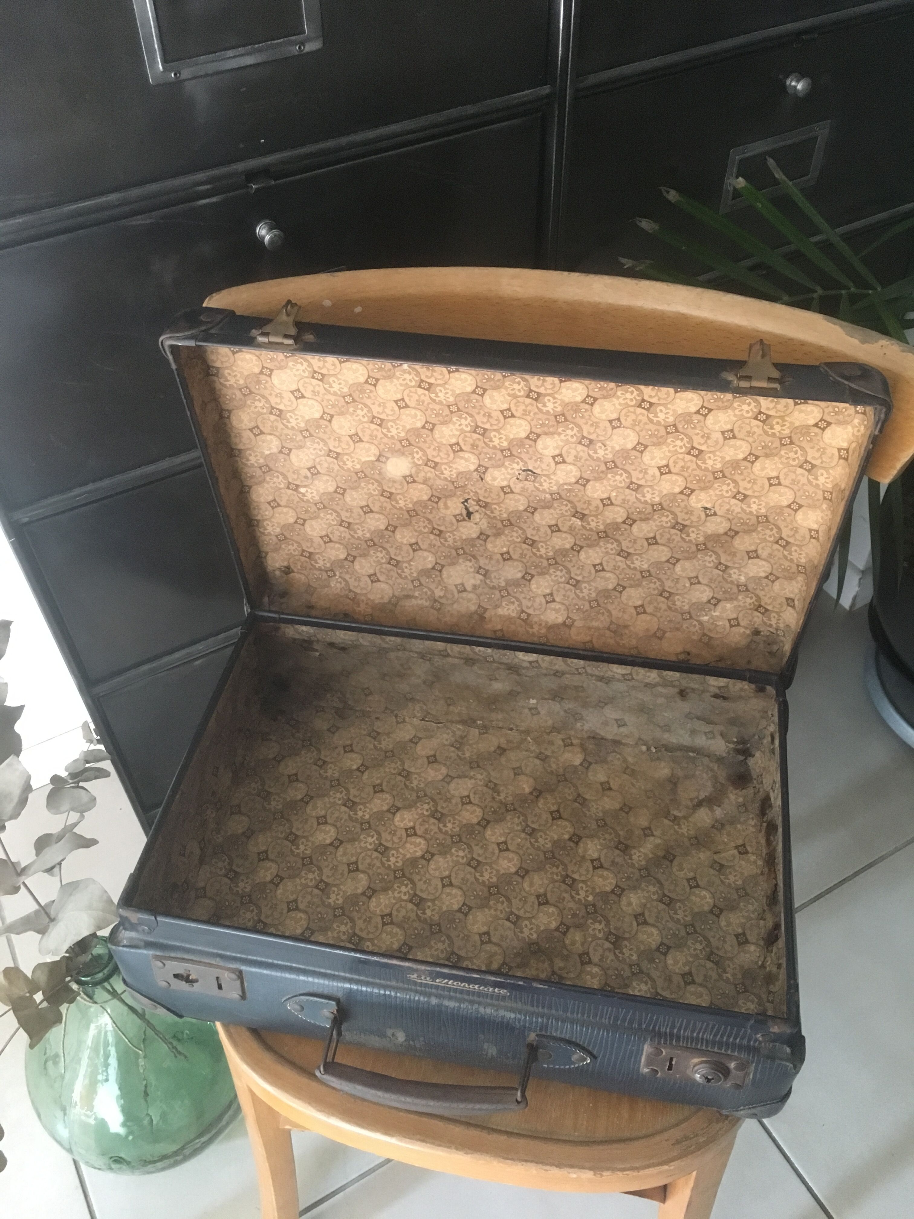 Suitcase reinforced cardboard