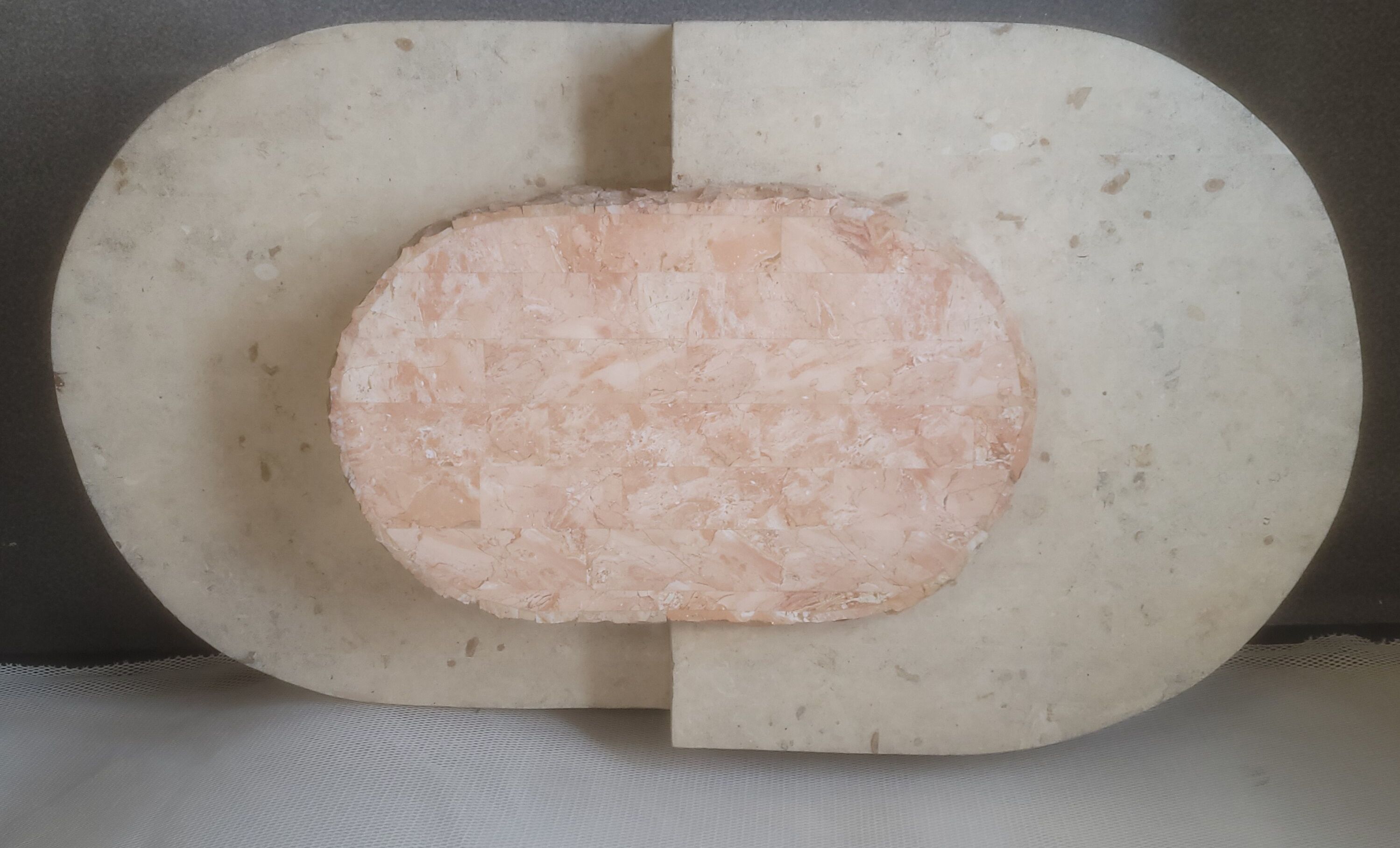 Table basse ovale en pierre plaque de marbre Mactan de Magnussen Ponte
