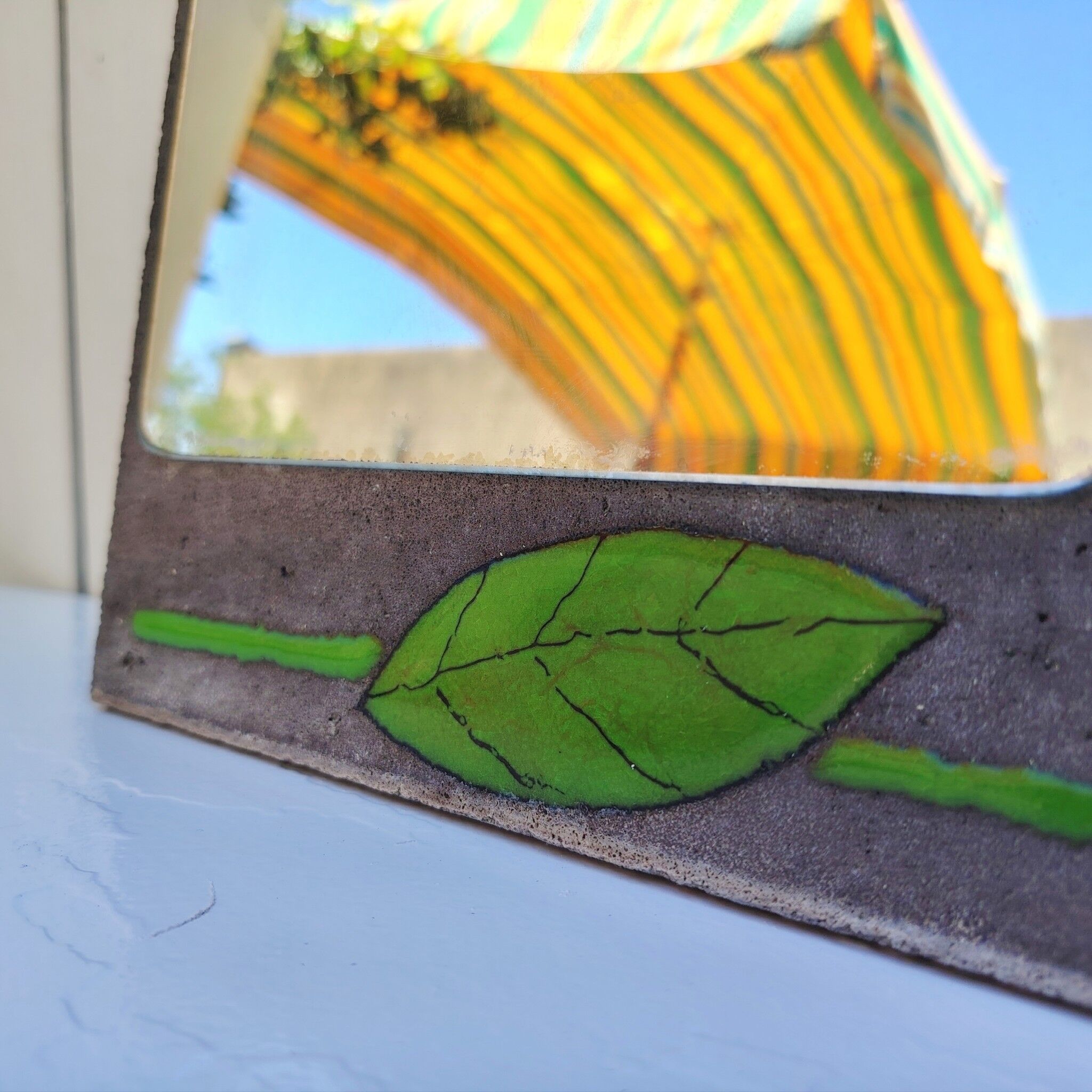 Miroir pierre de lave, fleurs émaillées, années 60-70