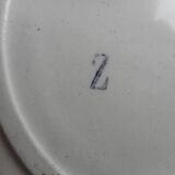Cinq assiettes plates barbotine