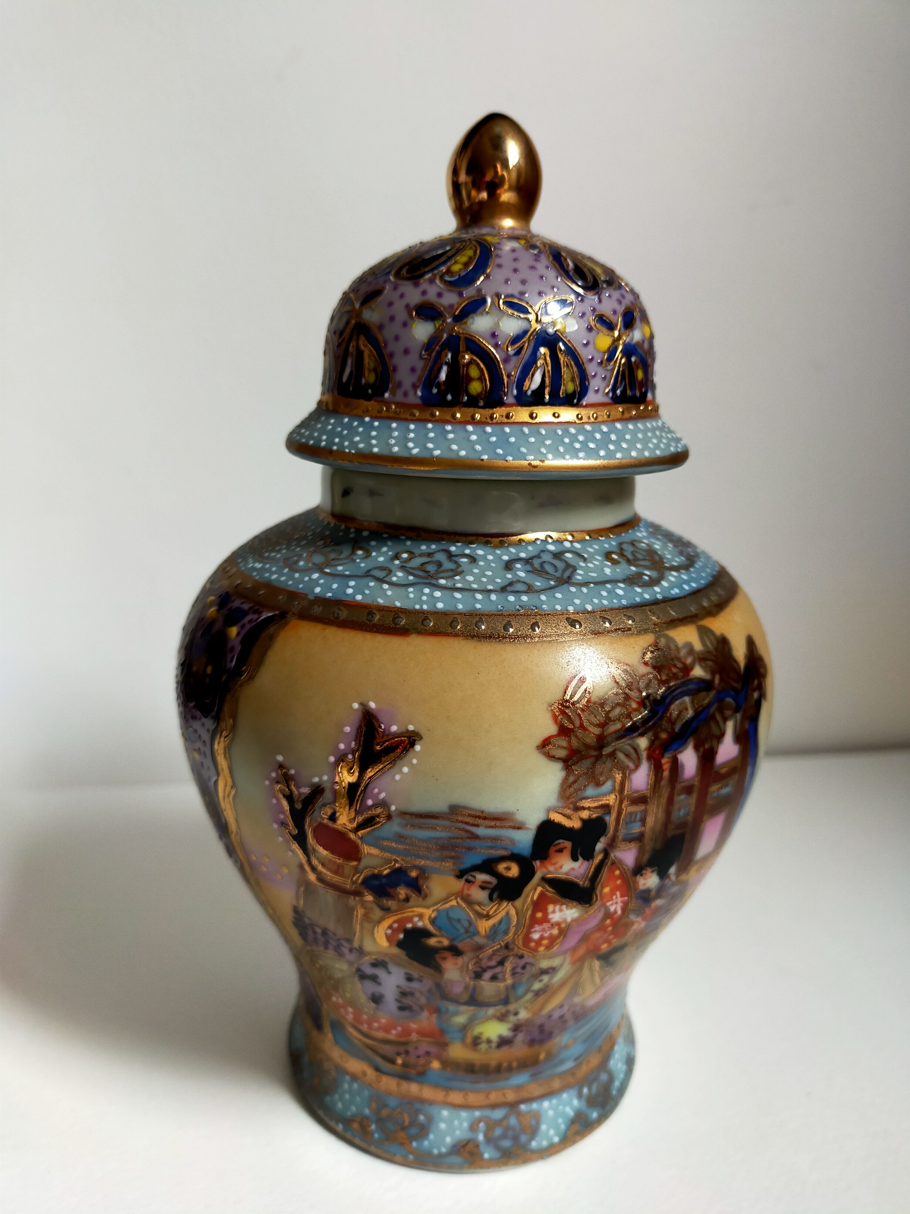 Vase or ginger or spice jar with handmade Satsuma lid