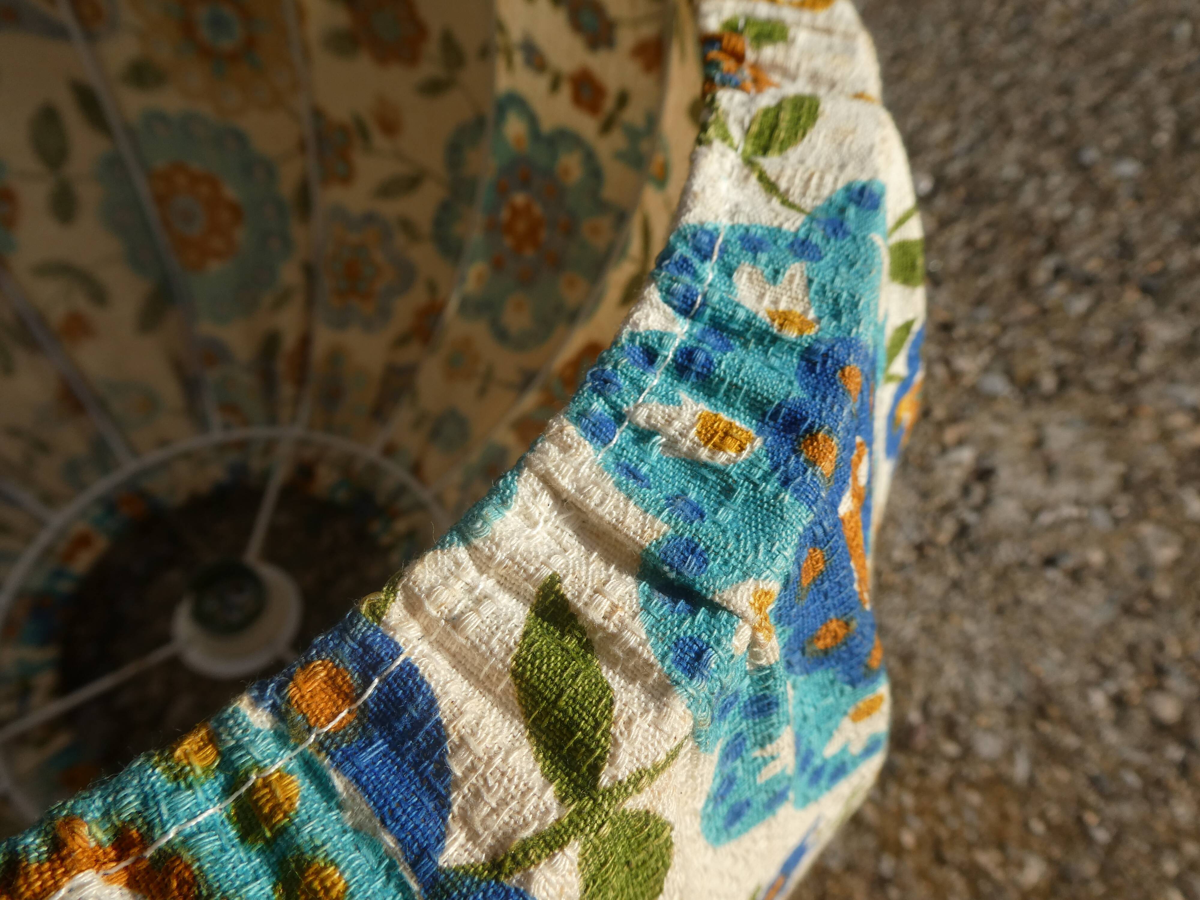 Suspension vintage tissu à fleurs bleues et oranges