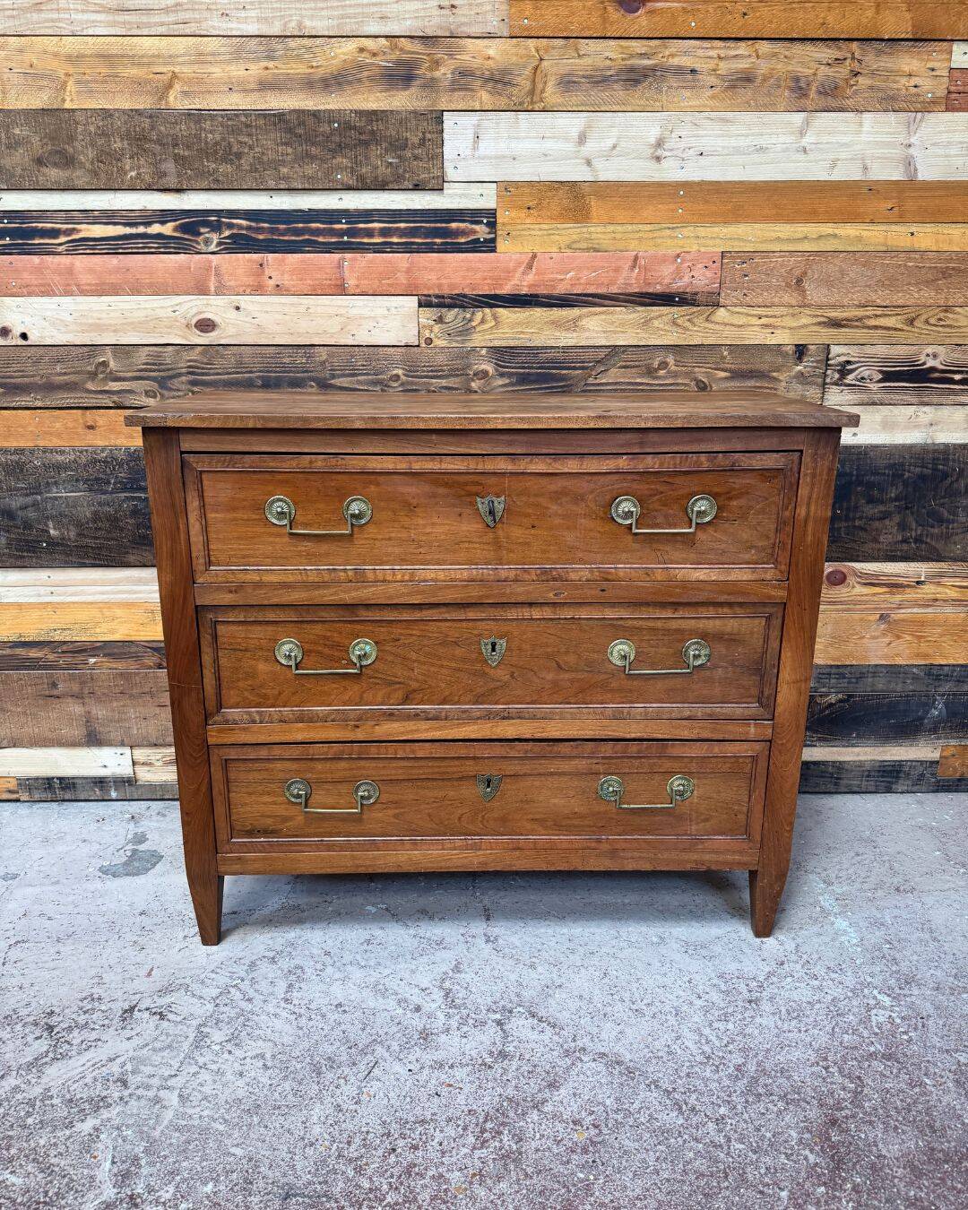 Petite commode en noyer - Époque Louis XVI