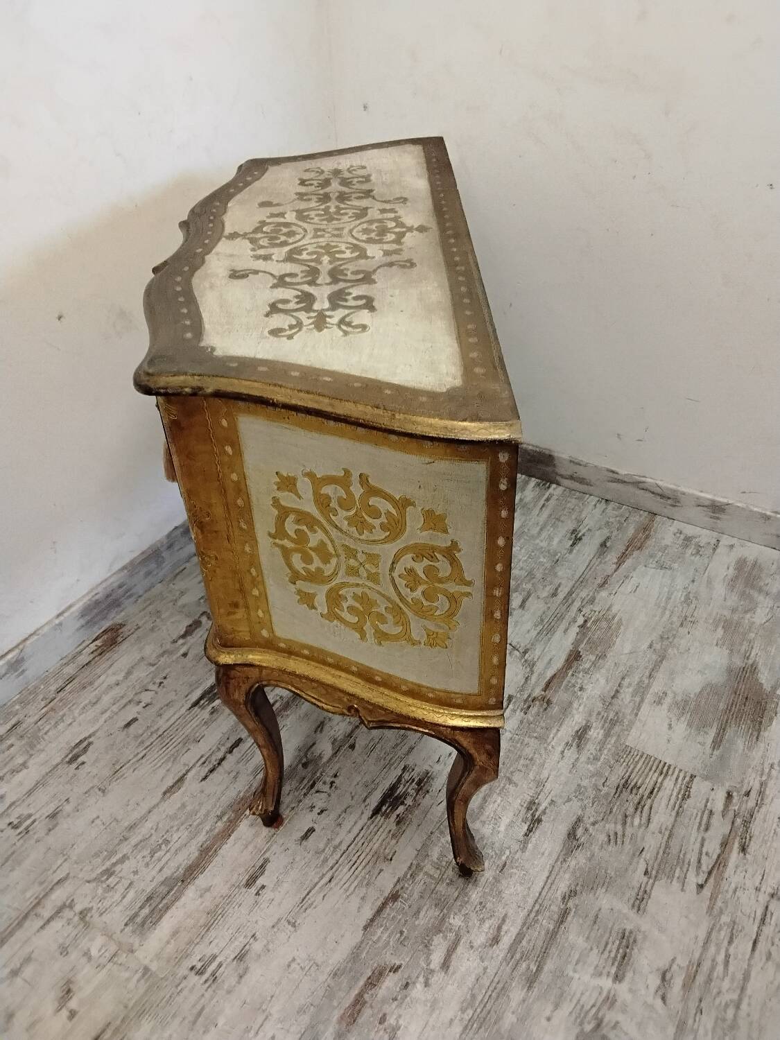Commode style florentin