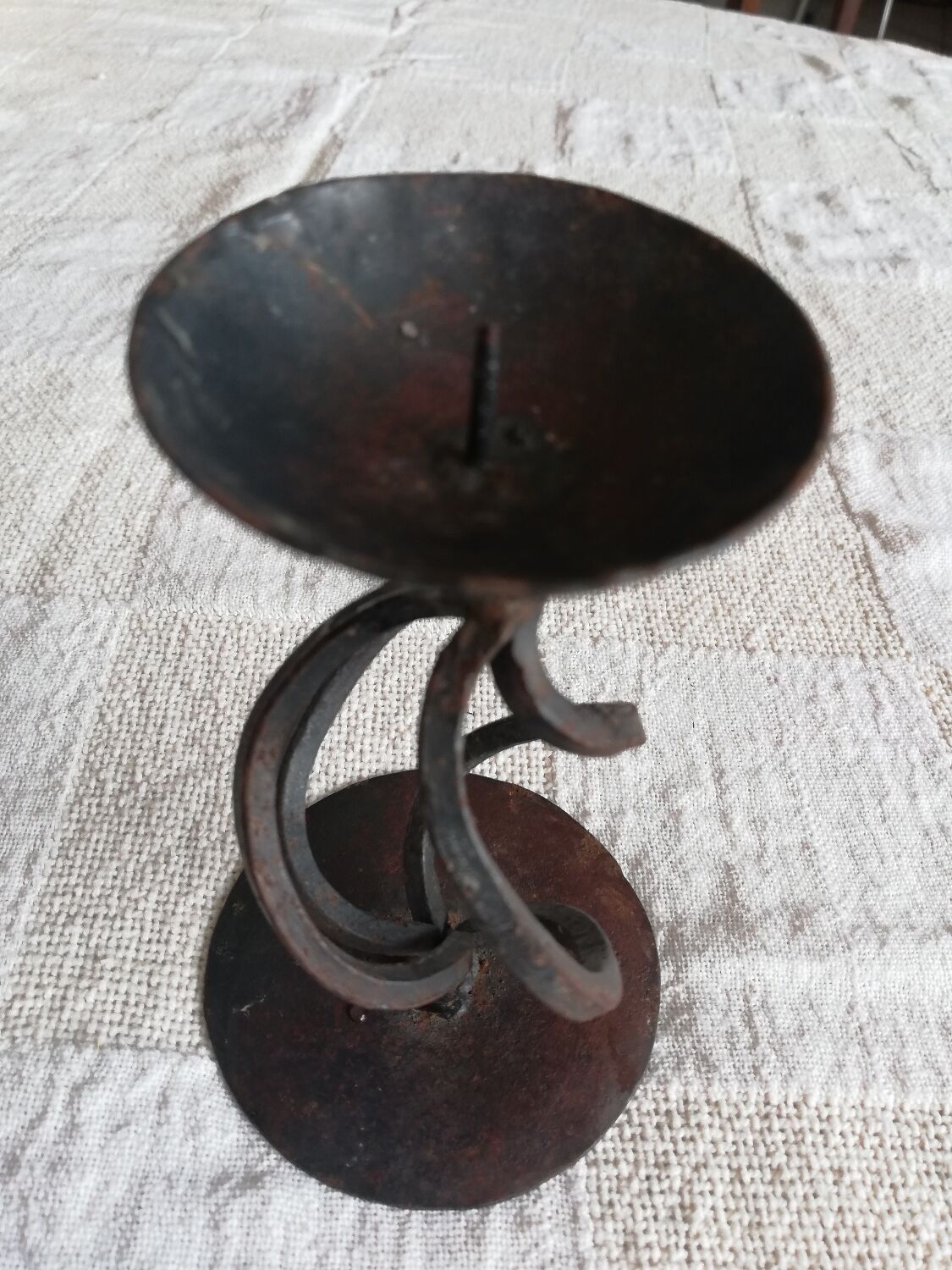 Rusty twisted candle holder for round candles