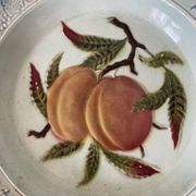 Plat creux en barbotine fruits décor de  pêche