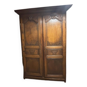 Armoire sculptée