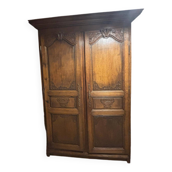 Armoire sculptée