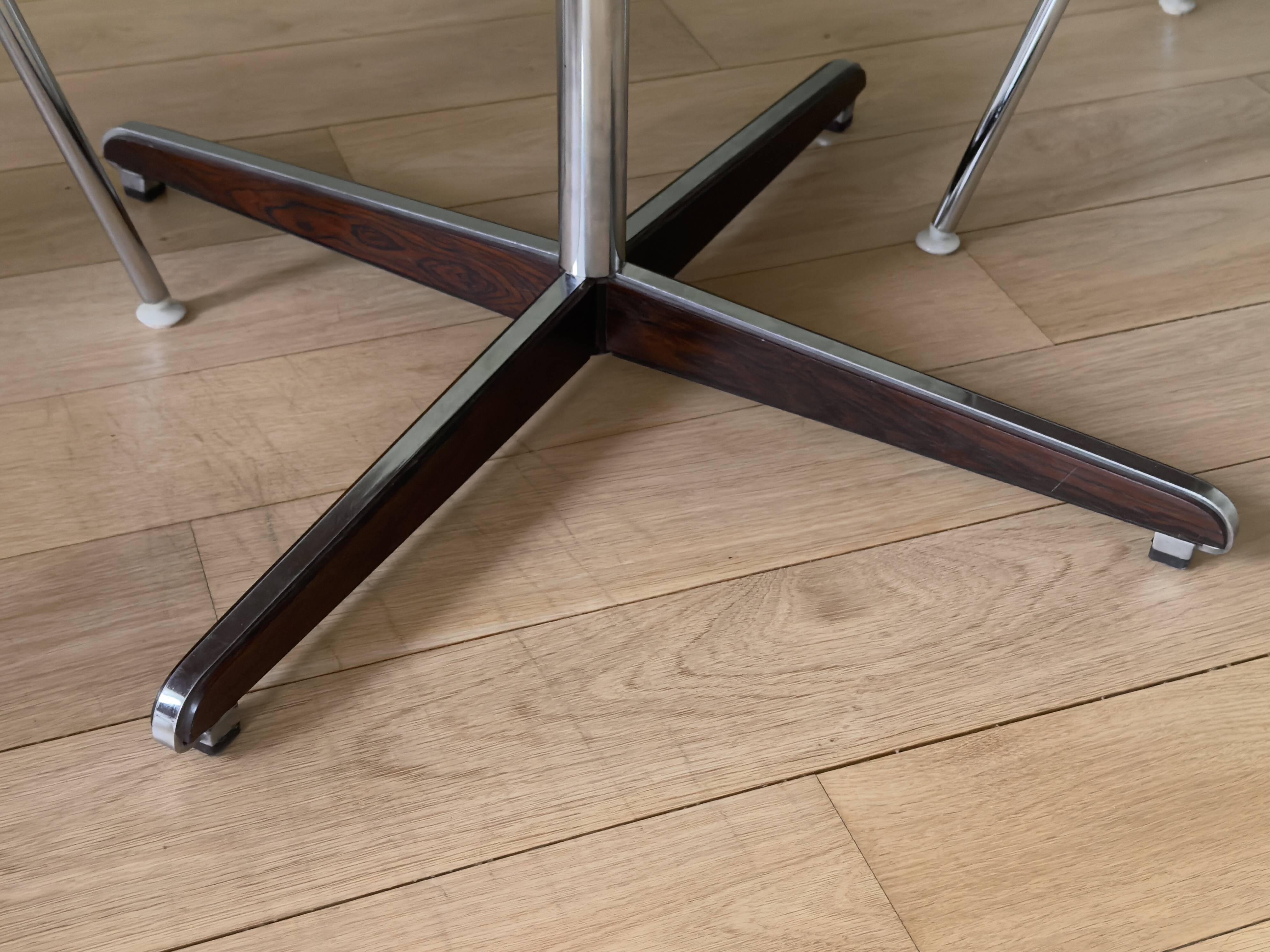 Round table in varnished rosewood