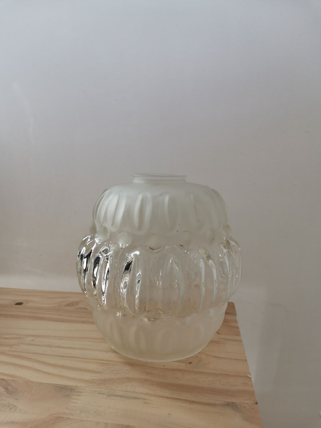 Ancien Plafonnier Globe En Verre Moulé Motif Pointe De Diamant – Déco Vintage