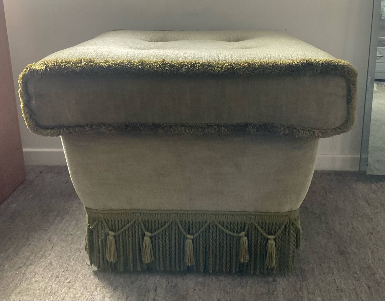 Pouf, ottoman XL vintage en velours vert à franges