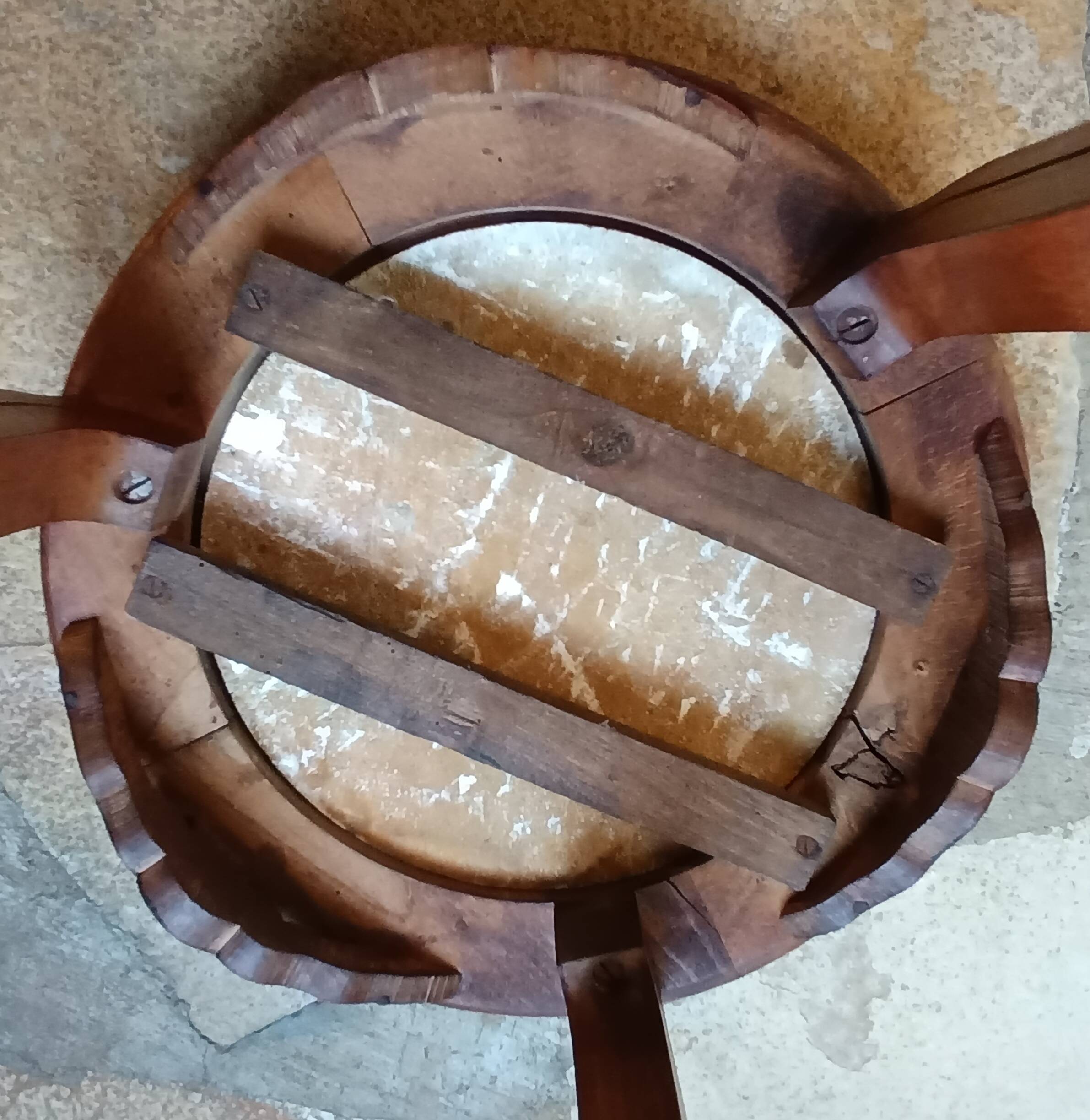 Guéridon ancien en bois massif avec plateau en marbre