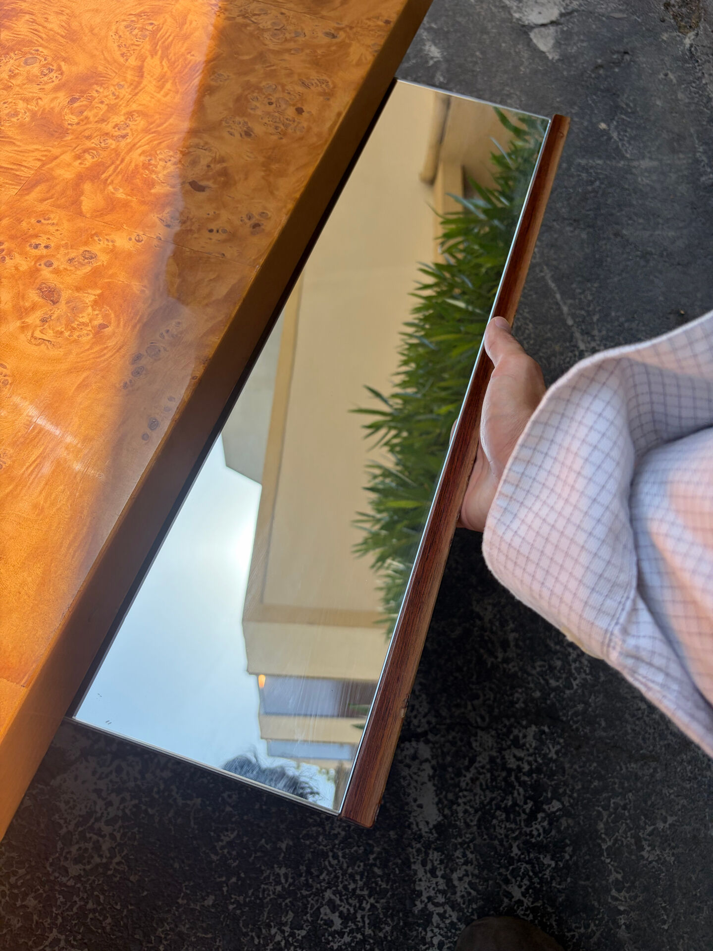 Coffee table in elm burl with 2 mirrored drawers from the 1970s.